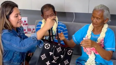 ตั๊กแตน ซื้อหลุยส์ให้ แม่ถามจั๊กหมื่นละ รู้ราคาร้องไม่กล้าเอาใส่เต้าปูนดอก (คลิป)