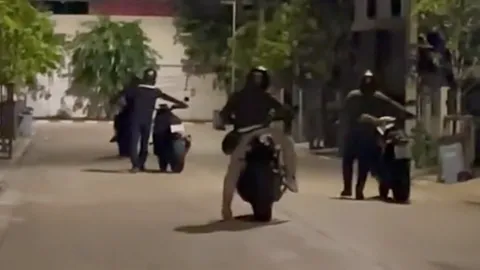 สุดเอ็นดู "กลุ่มบิ๊กไบค์" เข็นรถสตาร์ตที่อื่น หลังรู้บ้านตรงข้ามมีลูกอ่อน (คลิป)