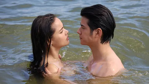 ญาญ่า เดินหน้าง้อ มาริโอ้ ถอดเสื้อหนีลงน้ำ เผยหัวนมชมพูในตำนาน ใน คือเธอ EP.13