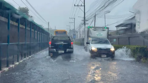 ปทุมธานีฝนถล่ม น้ำท่วมถนนเลียบคลอง 4 บางจุดสูง 30 ซม.รถเล็กต้องระวัง