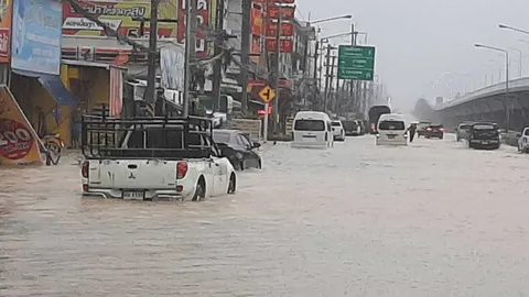 ชลบุรีฝนถล่มตอนบ่าย ทำน้ำท่วมตลาดบ่อวิน ทะลักเข้าร้านค้าบ้านเรือนประชาชน