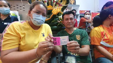 "มหาเฮง" 2 ผัวเมีย ถูกหวยชุด 10 ใบ "รางวัลที่ 1" รวยเละรับ 60 ล้านบาท