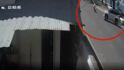 สลด ปาเจโร่เลี้ยวตัดหน้ากะทันหัน ชน จยย.ซ้อน 3 เด็ก ม.4 ดับ 2 สาหัส 1 (คลิป)