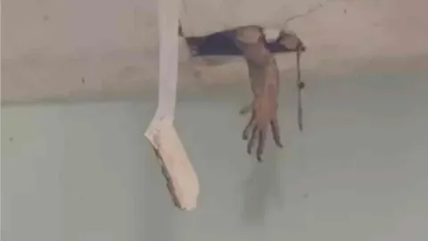 เห็นแบบนี้ เกือบช็อก มือปริศนาโผล่ฝ้าเพดาน กลางวันแสกๆ (คลิป)