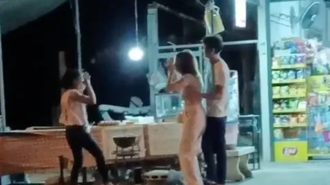 ลีลาไม่ธรรมดา "แม่ค้าปลาหมึกย่าง" เต้นไปขายไป เจอลูกค้าสู้กลับ ก่อนเหมาหมดร้าน (คลิป)