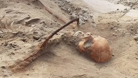 สุดตะลึง โปแลนด์ พบโครงกระดูก อาจเป็น ‘แวมไพร์’ หญิง โดนเคียวพาดคอ 