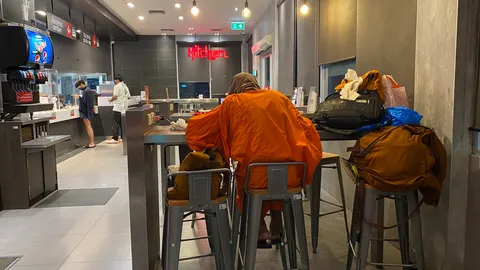 พบชายแต่งกายคล้ายพระ เล่นโน้ตบุ๊กท่องโลกโซเชียลในร้าน KFC จนดึก 2 คืน