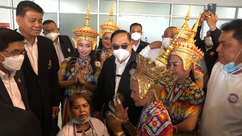 “บิ๊กป้อม” ถึง "กระบี่" ส.ส.ใต้ต้อนรับ "มโนราห์" ขับกลอนอวยพรให้แข็งแรง