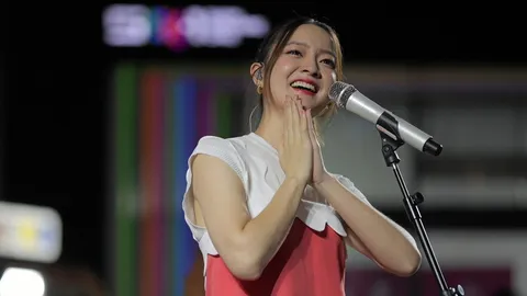 “อิ้งค์-วรันธร” เซอร์ไพรส์แฟนเพลงกลางสยาม ตื้นตัน “เขื่อน” หอบตุ๊กตาหมีให้กำลังใจ