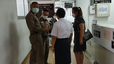 แฟนหนุ่มเจ๊นุช ย่องมอบตัว โดนแจ้ง 3 ข้อหา ทหารหญิงยื่นค้านประกันตัว