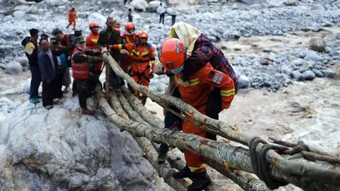 ยอดตายแผ่นดินไหวเสฉวนทะลุ 65 ศพ เร่งช่วยคนติดใต้ซากกว่า 200 ชีวิต