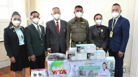 "สุรเชษฐ์ หักพาล" รับมอบหน้ากากมารีอา N95 เพื่อให้เจ้าหน้าที่ใช้ขณะปฏิบัติหน้าที่