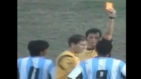 10 ใบยังน้อยไป ย้อนแมตช์อัปยศ ใบแดงเกือบครึ่งร้อยปลิวว่อนในเกมเดียว (คลิป)