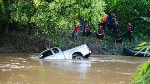 กู้ได้แล้วปิกอัพแหกโค้งแม่สรวย จมลำน้ำลาว ส่วนสาวที่มากับรถยังไม่เจอ 