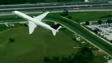 นาทีระทึก เครื่องบินโดยสารหวิดชนเครื่องบินเล็ก กลางอากาศ ที่สหรัฐฯ (คลิป)