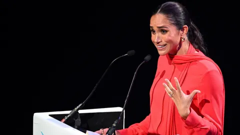 ผู้เชี่ยวชาญจวก เมแกนพูดแต่เรื่องตัวเอง ขณะกล่าวสุนทรพจน์ต่อผู้นำเยาวชน