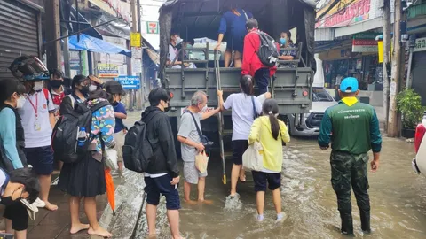 ทบ. ส่งรถประจำ 11 เขตเสี่ยง รับส่งปชช. หวั่นฝนถล่ม น้ำท่วมเย็นนี้