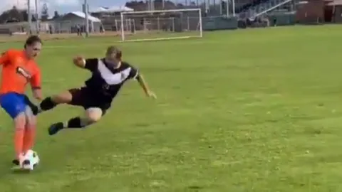 จิตใจทำด้วยอะไร แข้งเดือดโดนฝั่งตรงข้ามปั่นประสาท โดดเข้าบอลเต็มหัวเข่า (คลิป) 