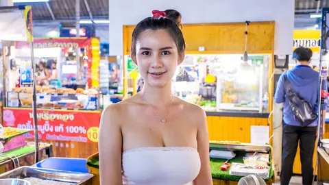 หนุ่มๆ แห่ต่อคิว "น้องขวัญ" อดีตสาวโรงงาน แต่งเซ็กซี่ขายขนมไข่เต่า (คลิป)