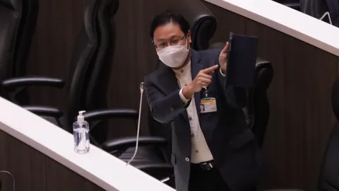 ก้าวไกล ยื่นกระทู้กลางสภา ถาม “จุติ” จี้ “พม.” แก้ปัญหา “ทิ้งเด็กในรถ”