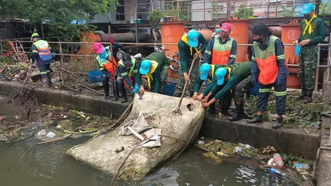 วอนอย่าทำแบบนี้ คนมักง่ายทิ้งที่นอนลงคลอง ชี้ขวางทางระบายน้ำ