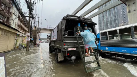 ทบ.จัดเต็ม เพิ่มรถทหารบริการ รับ-ส่ง ปชช. 16 เขต กทม.เร่งเปิดทางน้ำ