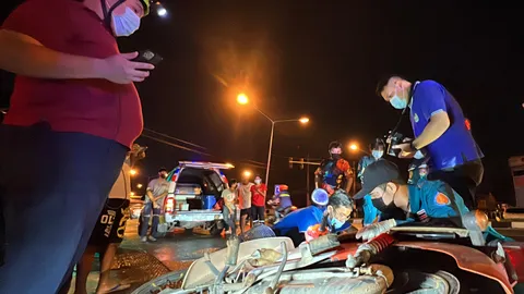 "เหยียบคาไฟแดง" จยย.ใจร้อนขับแทรกกลาง เกี่ยวกระบะล้ม พ่วงขยี้ดับสยอง (คลิป)