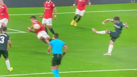 จุดโทษหรือไม่ ชมคลิปจังหวะดราม่าเกม แมนยูฯ แพ้ เรอัล โซเซียดัด ศึกยูโรปาลีก