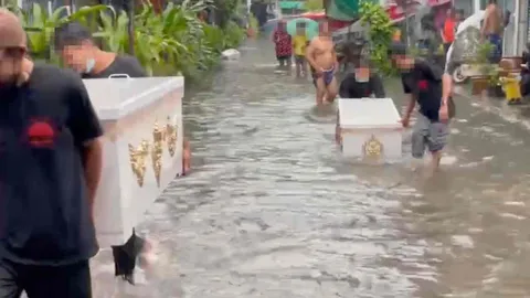 เป็นกลางคืนคงหลอน ฝนตกน้ำท่วม โลงศพลอยตามน้ำ ผ่านหน้าบ้าน (คลิป)