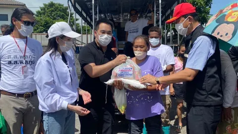 เพื่อไทย กทม.ลุย "คันนายาว" มอบถุงยังชีพ ช่วยเหลือผู้ประสบภัยน้ำท่วม