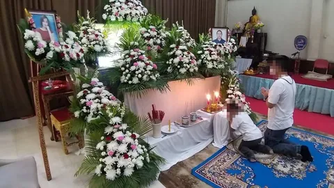 ลูกชาย 2 คนกราบศพพ่อแม่เหยื่อ จยย.ล้มถูกรถพ่วงทับตาย เผยอนาคตยังมืดมน