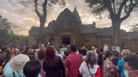 บุรีรัมย์ฟ้าปิดเมฆหนา นักท่องเที่ยวมาปราสาทพนมรุ้ง พลาดชมแสงลอดช่องประตู