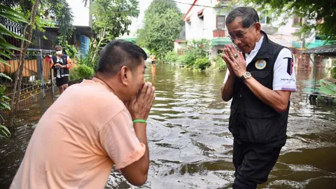 น้ำท่วมปทุมฯดีขึ้น ริมเขื่อนสะพานแดงรถวิ่งได้แล้ว บิ๊กแจ๊สรุดช่วยชาวบ้าน