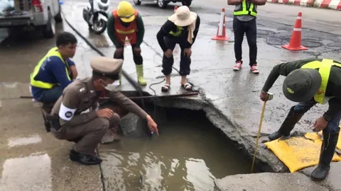 ฝนตกน้ำท่วมนาน ถนนแจ้งวัฒนะยุบเป็นโพรง เหลือรถวิ่งได้เลนเดียว
