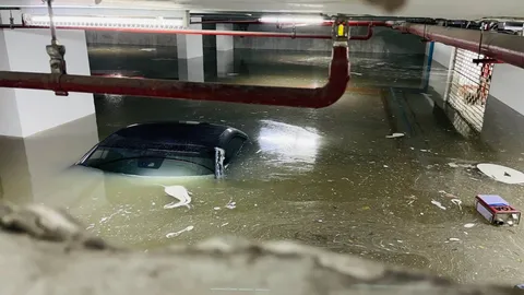 อ่วม น้ำไหลทะลักลานจอดรถชั้นใต้ดินคอนโด รถยนต์เกือบท่วมมิดคัน