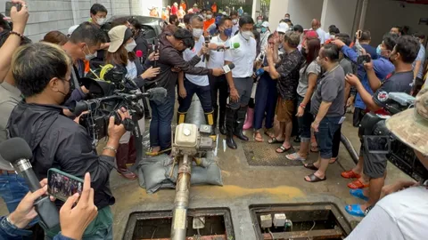 "ชัชชาติ" ตรวจสอบน้ำท่วม กทม. ลานจอดรถคอนโดฯ ประสานทหารขุดลอกคูคลอง