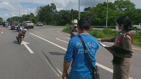 สาวสองชะตาขาด ปาดหน้าจะกลับรถ ปิกอัพชนกระเด็น หัวกระแทกพื้นดับ