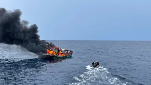 จับเรือเวียดนามรุกน่านน้ำ ดันเกิดไฟไหม้ จนท.ไทยติดอยู่ รุดช่วยระทึก (คลิป)