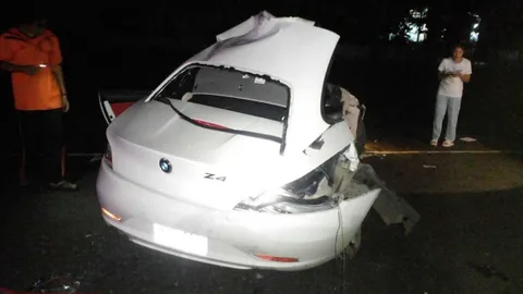 หนุ่มสาวนั่งเก๋ง BMW z4 แหกโค้งชนต้นไม้ ผู้ชายคนขับกระเด็นตกมาตาย