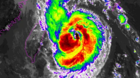 สุดระทึก ไต้ฝุ่น ‘หมุ่ยฟ้า’ มาอีกลูก ไต้หวัน ญี่ปุ่นอ่วม รับมือฝนถล่ม