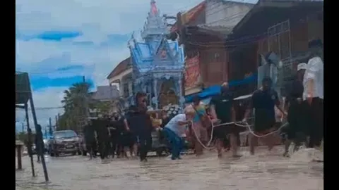 ลำปางท่วมหนัก น้ำป่าดอยขุนตาลไหลซ้ำ ชาวบ้านต้องแห่ศพเผากลางน้ำท่วม (คลิป)