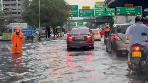 ฝนตกกว่าชั่วโมง น้ำท่วมถนนหลายจุด แนะเลี่ยงเข้าวงเวียนบางเขน-ถนนเทพรักษ์