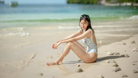 แก้ว จริญญา นานๆ แซ่บที นุ่งชุดวันพีซเว้าสูง เห็นผิวขาวเนียนตา