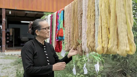 คิง เพาเวอร์ นำภูมิปัญญาไทยฝ้ายทอมือสู่สากล โชว์ฝีมือชุมชนโบราณไทยทรงดำ
