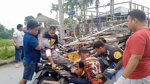 จยย.ลุง 60 ชนท้ายกระบะรับซื้อของเก่า แท่งเหล็กพุ่งเสียบเฉียดเป้าที่ระยอง