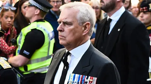 หนุ่มคะนองตะโกนใส่เจ้าชายแอนดรูว์ โดนตั้งข้อหาทำลายความสงบ