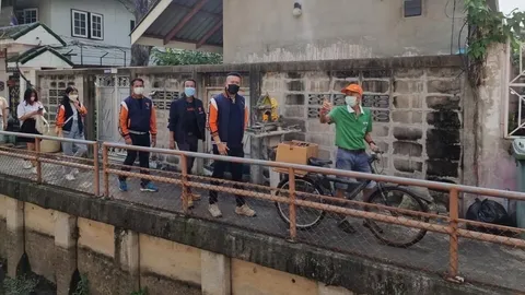 "จรยุทธ" ลุยพื้นที่บางคอแหลม ฟังปัญหาชุมชน สำรวจความพร้อมรับมือน้ำท่วม
