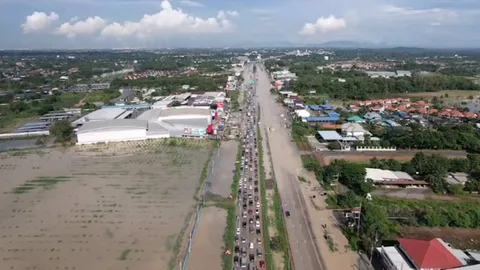 น้ำท่วมระยองหนัก เตือนเลี่ยงถนนสาย 36 ท่วมสูงปิดการจราจร ติดยาวเป็นกิโล