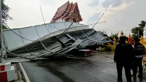 ฝนถล่มอีกปทุมธานี มาพร้อมพายุพัดเต็นท์วัดพัง หลังคาเปิด บาดเจ็บ 1 