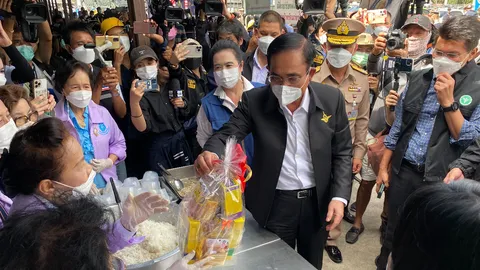 “พล.อ.ประยุทธ์” เตือนชาวบ้านระยอง น้ำท่วมนานระวังโรคฉี่หนู สั่งช่วยเขตเมืองก่อน